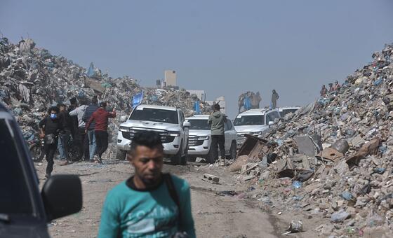 زيارة ألكسندر دي كرو مدير برنامج الأمم المتحدة الإنمائي لمشاريع ينفذها البرنامج في قطاع غزة لإزالة النفايات وإعادة تدوير الركام